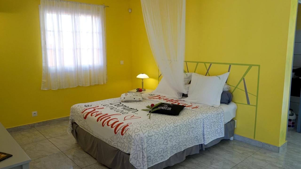 Appartement d'une chambre a Deshaies a 900 m de la plage avec piscine partagee jacuzzi et jardin clos Extérieur photo