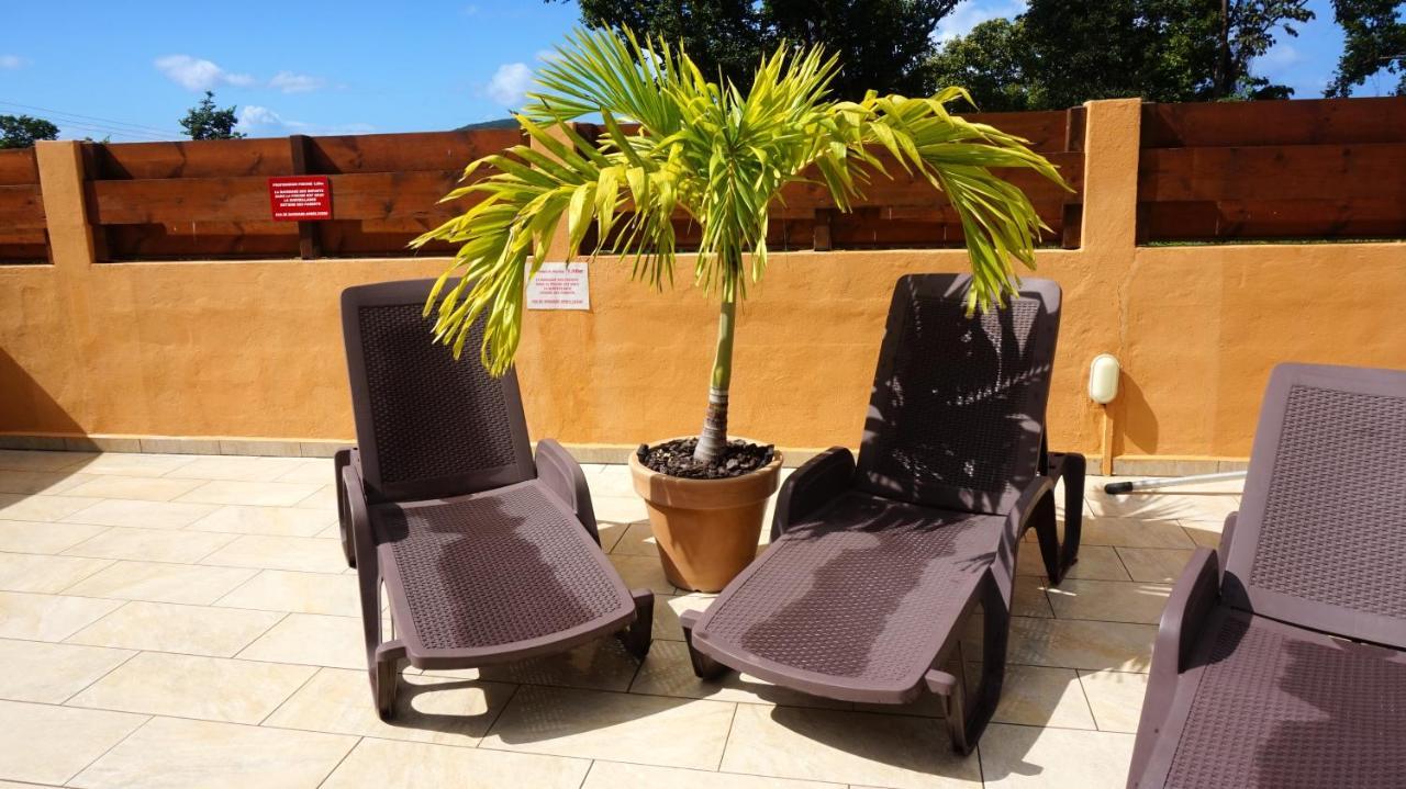 Appartement d'une chambre a Deshaies a 900 m de la plage avec piscine partagee jacuzzi et jardin clos Extérieur photo